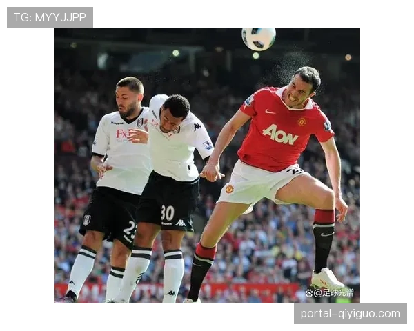 富勒姆主场球迷高唱队歌，克拉文农场球场气氛热烈